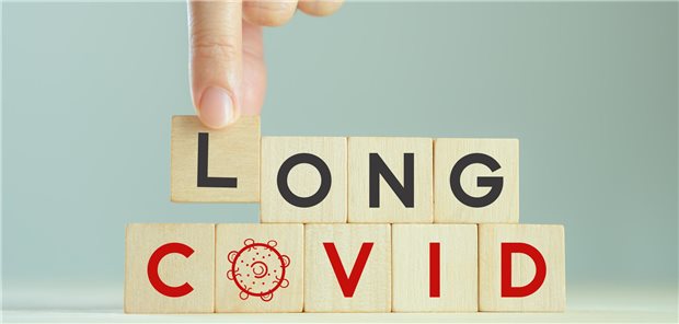Bausteine mit Long COVID-Schriftzug.
