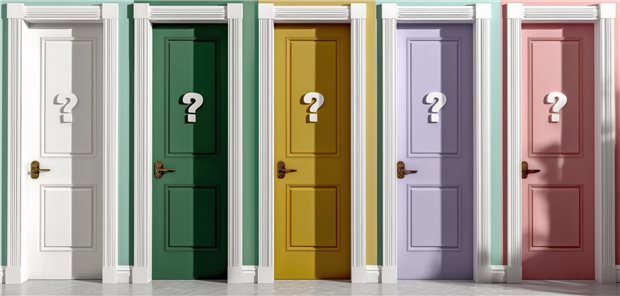 Fünf farbige Türen, die alle ein Fragezeichen in der Mitte haben, stehen nebeneinander.