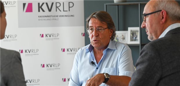 KV-Vize: „Als Niedergelassener darf mir nicht nur ein Oberarztgehalt übrigbleiben“ „Wenn wir die Entbudgetierung einfordern, dann fordern wir sie für alle Berufsgruppen ein“, sagt Dr. Andreas Bartels, stellvertretender Vorsitzender der KV Rheinland-Pfalz. KV-Chef Dr. Peter Heinz (rechts) betont: Mit Budgetierung und Bedarfsplanung gehöre einfach „Schluss gemacht“.