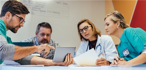 Von Fehlern anderer lernen: Wie Praxisteams ihre Sicherheitskultur stärken Wer Fehler aus anderen Einrichtungen im Team bespricht, schafft nicht nur einen offeneren Umgang mit kritischen Ereignissen. So lassen sich Fehler auch von vornherein besser vermeiden.