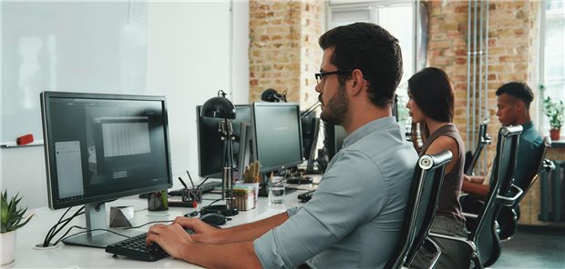 Wer an der Arbeit überwiegend sitzt, sollte sich in der Freizeit regelmäßig bewegen. Das legen die Studienergebnisse nahe. (Symbolbild)