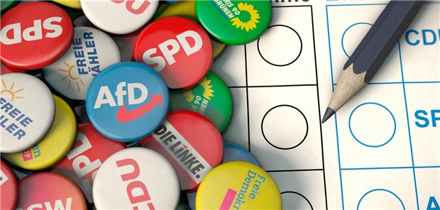 Das fordern Kolleginnen und Kollegen von der nächsten Bundesregierung Buttons von Parteien liegen auf einem Tisch.