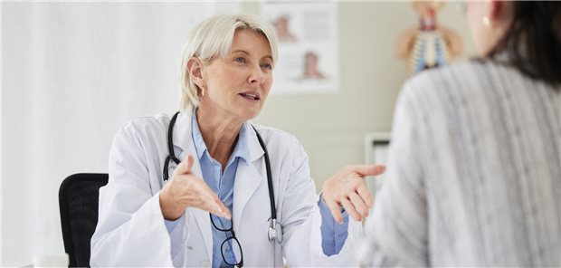 Wer in der Sprechstunde eine klimasensible Lebensstilberatung anbietet, kann viel bewirken, meint Expertin Friedmacher. (Motiv mit Fotomodellen)