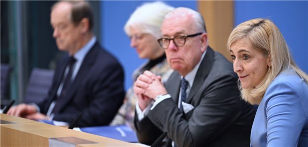Werben für ein tragfähiges Public-Health-System: Bundesgesundheitsministerin Nina Warken (r.) und BÄK-Chef Dr. Klaus Reinhardt (M) am Freitag vor der Bundespressekonferenz.