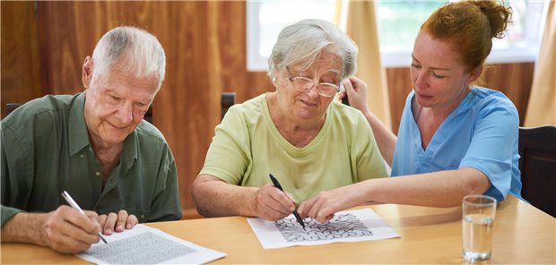 Mindestlöhne in der Altenpflege sollen um bis zu 14 Prozent steigen Pflegekraft und zwei Pflegebedürftige