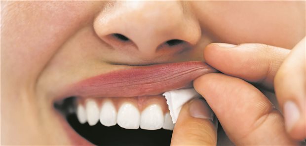 Rauchstopp: EU hat neben Tabak auch Nikotin im Blick White Snus – Nikotinbeutel ohne braunen Tabak – gewinnt EU-weit immer mehr Anhänger. Die als rauchfrei propagierte Alternative zur Zigarette ist der EU-Kommission ein Dorn im Auge. Andrey Popov / PantherMedia / picture alliance