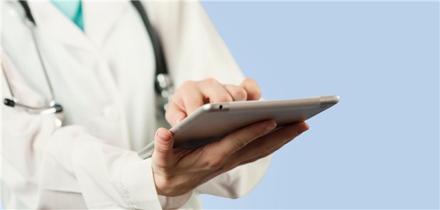 Arzt mit Tablet auf seiner Hand