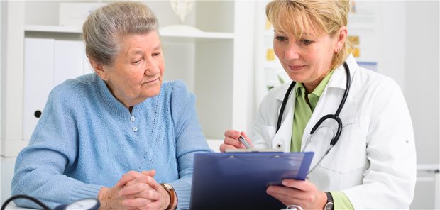 eine ältere Dame sitzt einer Ärztin gegenüber.