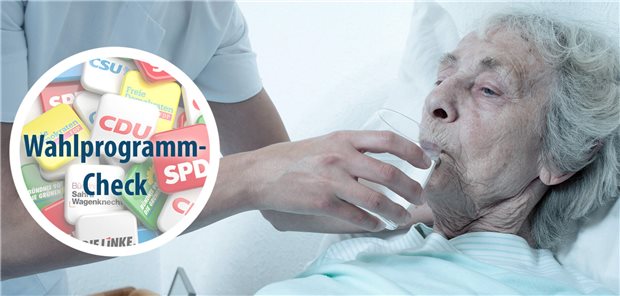 Wahlprogramm-Check zur Pflege Eine ältere Frau liegt im Bett und bekommt von einem anderen Menschen ein Glas Wasser gereicht.