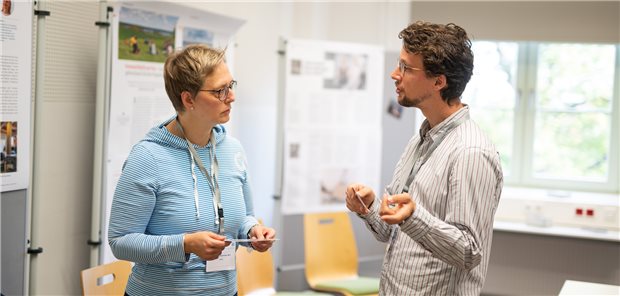 Wie hätte man selbst reagiert? Medizinstudent Niklas Gutschmidt im Gespräch mit einer Besucherin im leeren Sprechzimmer.
