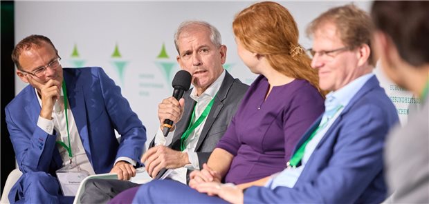 Klinikreform im Fokus: „Krankenhäuser zahlen den Preis für Fehlentwicklungen“ Wie kann die Transformation der Kliniklandschaft gelingen? Der Chef der Universitätsklinika, Professor Jens Scholz, und BMG-Unterabteilungsleiterin Johanna Sell im Austausch auf dem Gesundheitskongress-Podium. Neben weiteren Experten diskutierten auch Dr. Roland Engehaus (l.) und Dr. Dirk Elmhorst (r.) mit.