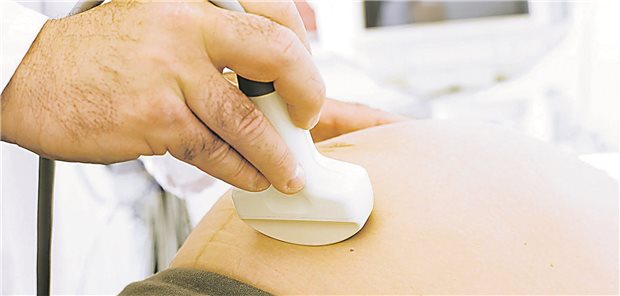 Multiple Sklerose und Schwangerschaft: Was darf man und was nicht? Eine schwangere Frau bekommt ein Ultraschall.