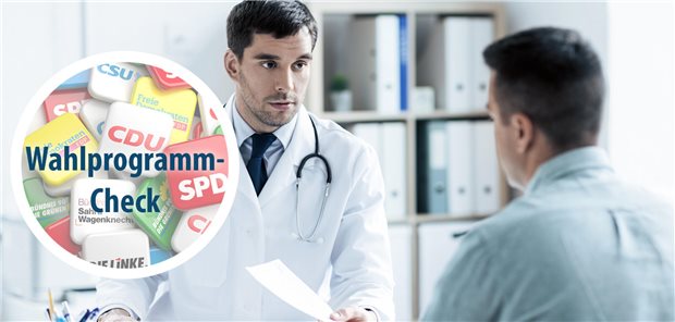 Wahlprogramm-Check zur Versorgungssteuerung Ein Arzt übergibt einem Patienten ein Dokument.