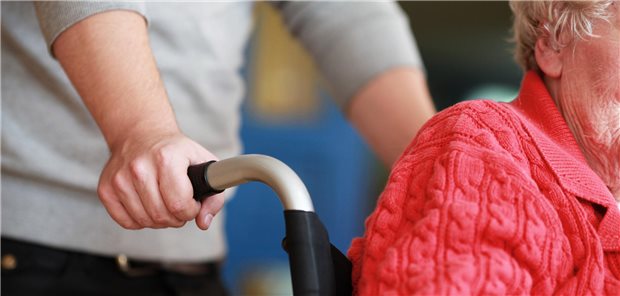 Warum eine verpflichtende Pflege-Zusatzversicherung sinnvoll ist Wie steigende Pflegekosten stemmen? Experten halten zusätzliche private Absicherung für nötig.