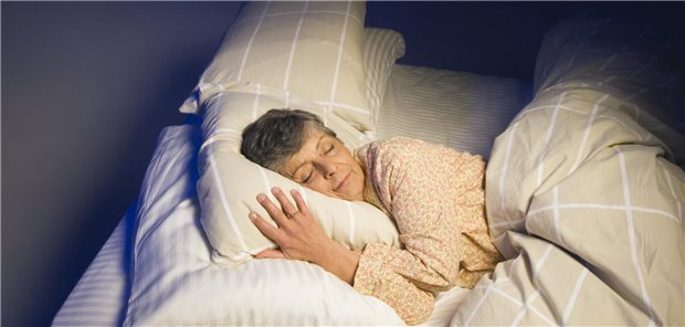 Eine Frau liegt im Bett und schläft