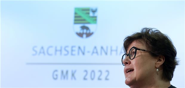 Zur Landarzt- kommt in Sachsen-Anhalt jetzt die Amtsarztquote Wir wollen auch Frauen und Männern ein Medizinstudium ermöglichen, denen das bislang nicht möglich oder die lange Wartezeiten in Kauf nehmen mussten, weil sie kein Einser-Abitur hatte, sagt Landesgesundheitsministerin Petra Grimm-Benne (SPD).