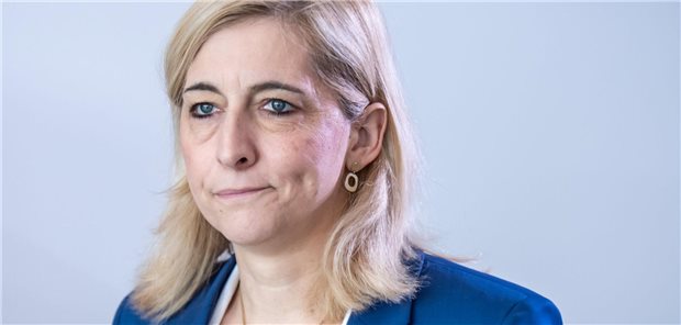 Wirbt für mehr Kompetenzen für Angehörige nichtärztlicher Berufe in der Pflege und in Apotheken: Bundesgesundheitsministerin Nina Warken (CDU).