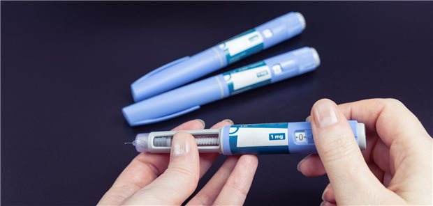 Semaglutid – eine neue Therapie für Patienten mit pAVK? Injektionsstift auf dunklem Hintergrund zur Verabreichung von Semaglutid bei Diabetikern mit pAVK.