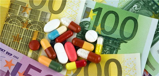 Pillen auf Geldscheinen