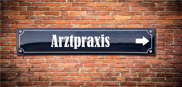 Ein Schild zeigt an: Rechts geht es zur Arztpraxis