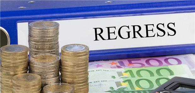 Ein Aktenordner mi der Aufschrift „Regress“ vor Geldscheinen