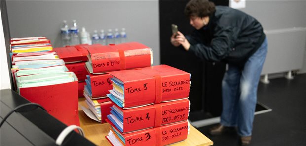 Zahlreiche Ermittlungsakten stapeln sich im Gerichtssaal von Vannes. 