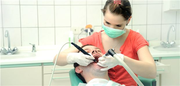 SARS-CoV-2 – auch eine Krise für die Zahnmedizin Zahnärzte haben ein besonderes Risiko für eine Coronavirus-Infektion, weil sie dicht am Patientenmund arbeiten.