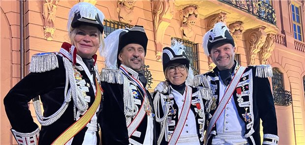 Zahnärztin Julia Peter, Unfallchirurg Jens Heinermann, Hebamme Christine Melchior und Gefäßchirurg Jochen Peter (v.l.), vier der Gardegründer, vor dem Landtag in Mainz.