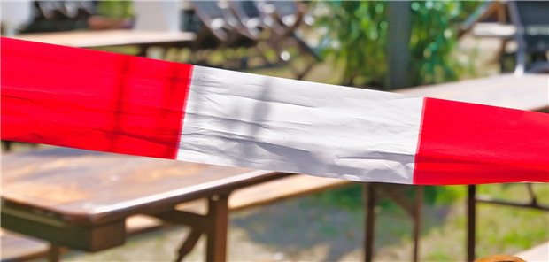 Zeitweise lag das öffentliche Leben still – Maßnahmen zum Infektionsschutz sollten die weitere Ausbreitung des Coronavirus eindämmen. Ärzte, MFA und Pflegekräfte arbeiteten unterdessen an der Belastungsgrenze. Welche Bilanz ziehen Ärztevertreter aus der heutigen Sicht nach drei Jahren Pandemie? (Symbolbild)