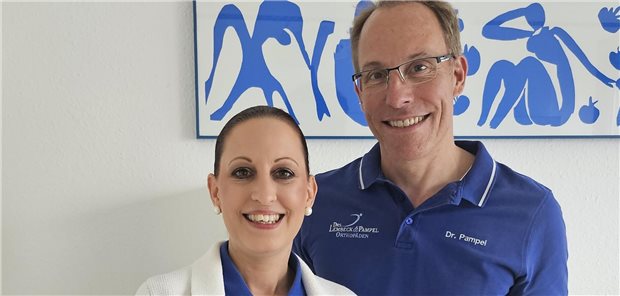 Ziehen gemeinsam ein positives Fazit der Fortbildung zur Entlastungsassistentin: Die langjährige MFA Miriam Fröschle und der niedergelassene Orthopäde Dr. Thomas Pampel.