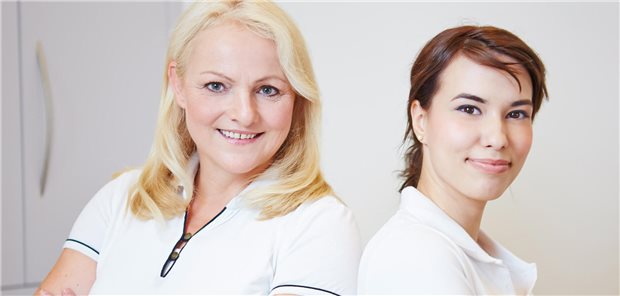 Mit guten Arbeitsbedingungen raus aus der Engpass-Falle bei MFA Zwei MFA stehen nebeneinander und blicken direkt in die Kamera.