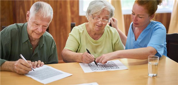 Semaglutid offenbar wirkungslos gegen Alzheimer Gruppe Senioren sitzt gemeinsam am Kaffeetisch im Aufenthaltsraum im Seniorenheim