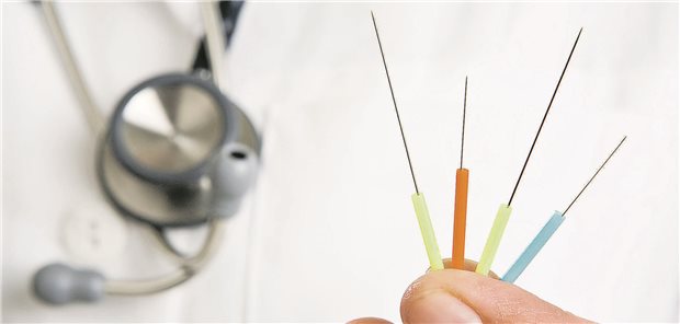 Schützt Akupunktur vor Erbrechen nach Chemotherapie? web20200416-sro01URO-NEWS 10/17 (Download am 08.09; Fortbildung Drescher)4.3.2016 ÄZ: Akupunktur ist auch bei klimakterisch bedingten Hitzewallungen eine beliebte Behandlungsmethode. © Max Tactic / fotolia.com Ärzte Zeitung / 044a10 / 04.03.2016 Treatment by acupuncture. The doctor uses needles for treatment of the patient.PTA 12/2011 Dezember 11945_005_012 Usage: Journal Inside 00060_049_003 (20190424)